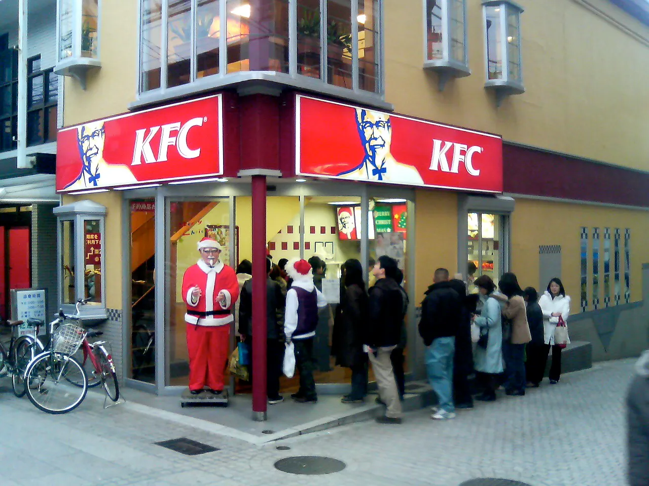 Nastolatki w Tokio z wiadrami KFC