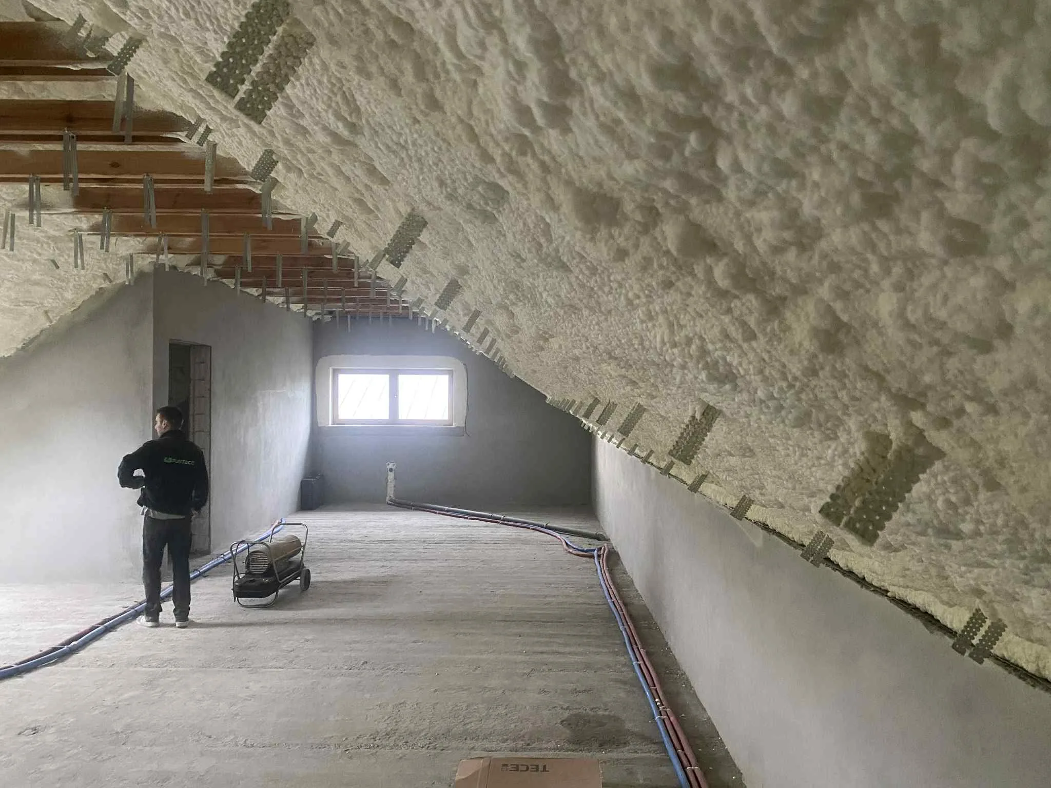 Realizacja izolacji pianą poliuretanową — efekt pracy firmy