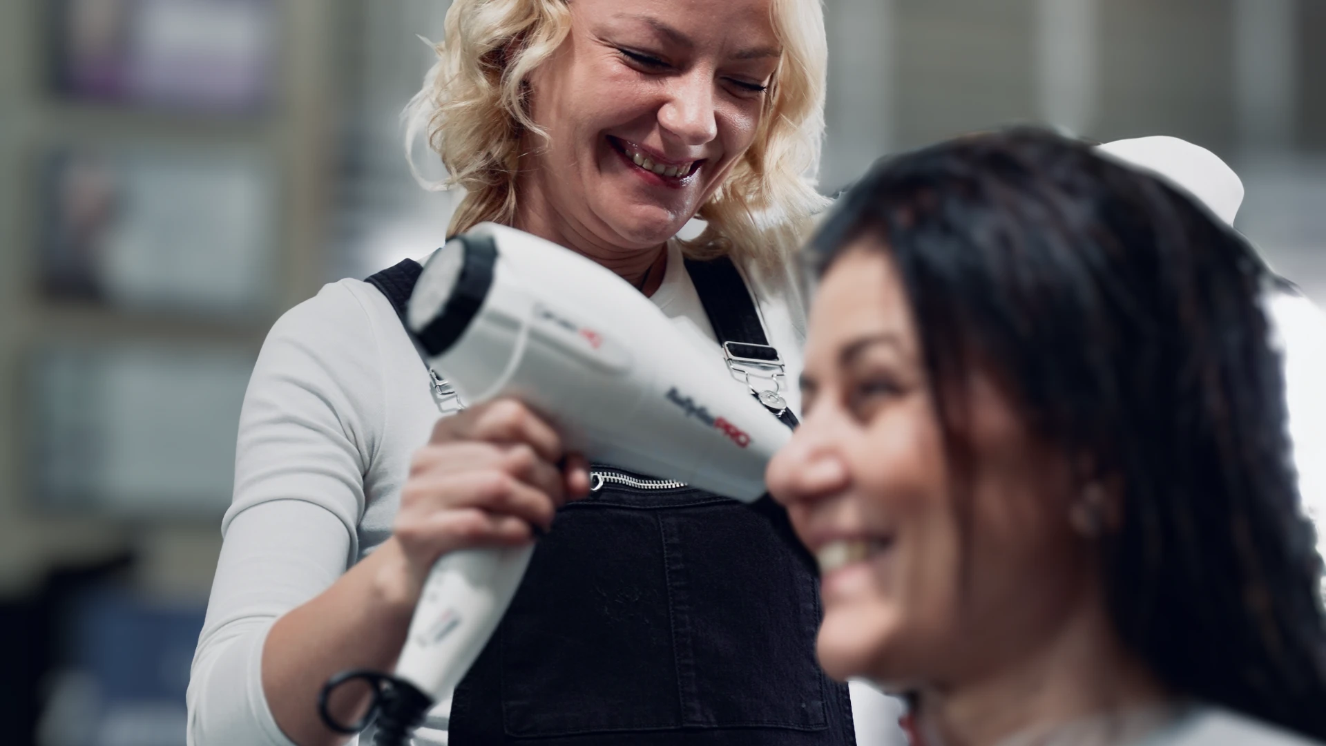 Od zera do 25 telefonów miesięcznie. Jak wdrożenie Wizytówki Google zapełniło kalendarz nowego salonu fryzjerskiego w Kaliszu?